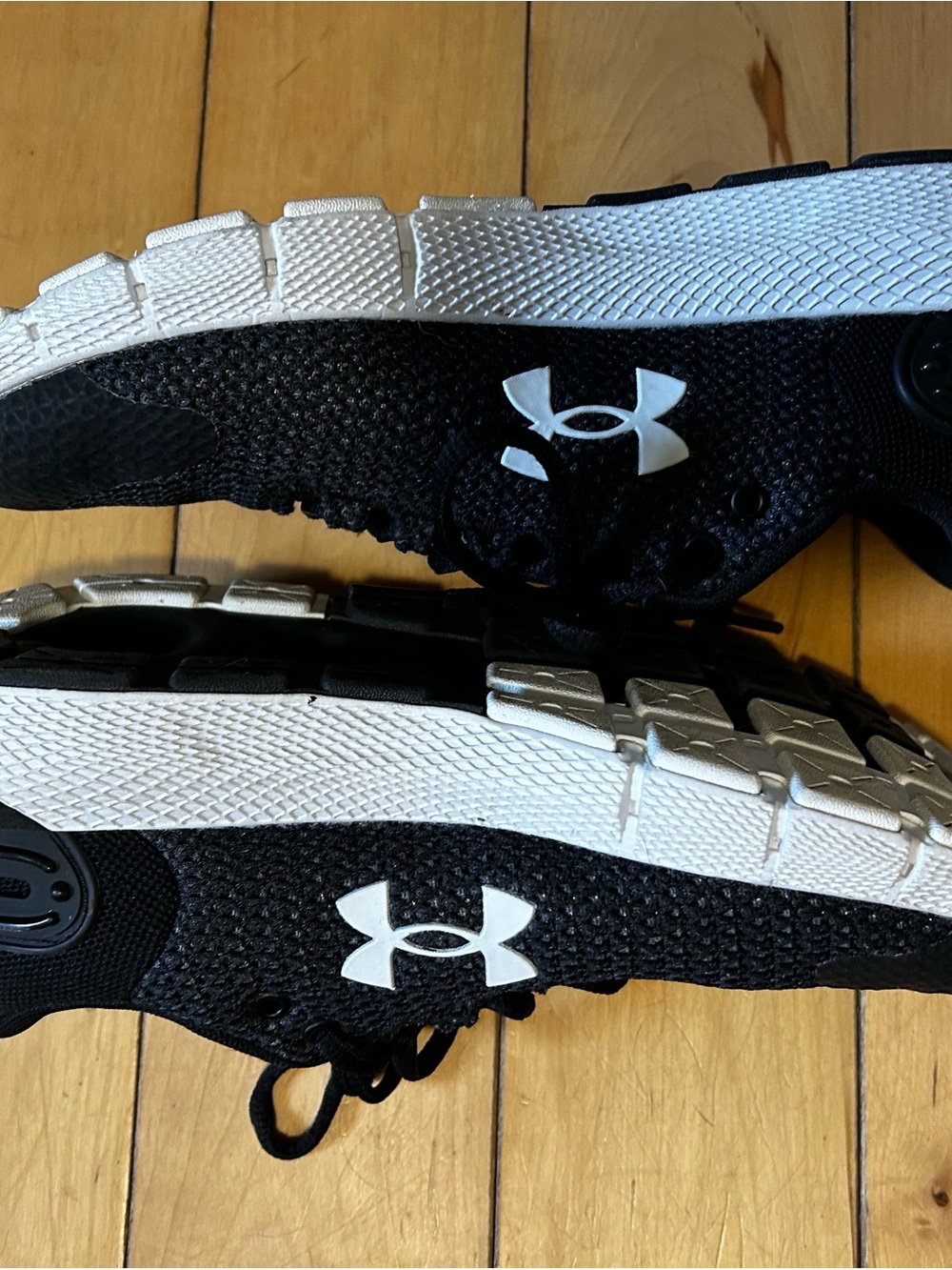 Women’s Under Armour Charged Rogue Black & White Lightweight Trainer - size 38.5